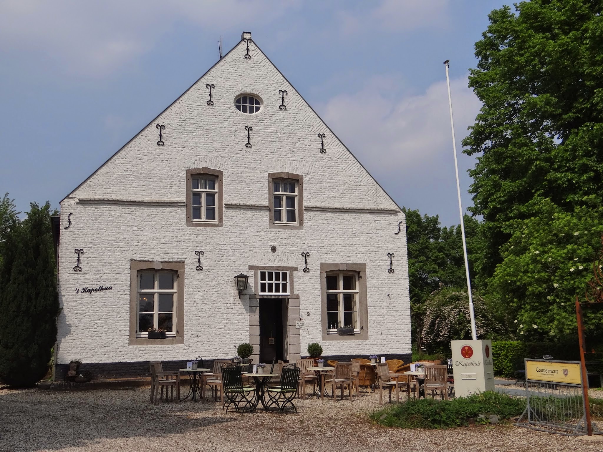 Het witte pand van 't Kapelhuis uit 1676 met het terras ervoor, naast de Kapel onder de Linden bij Thorn