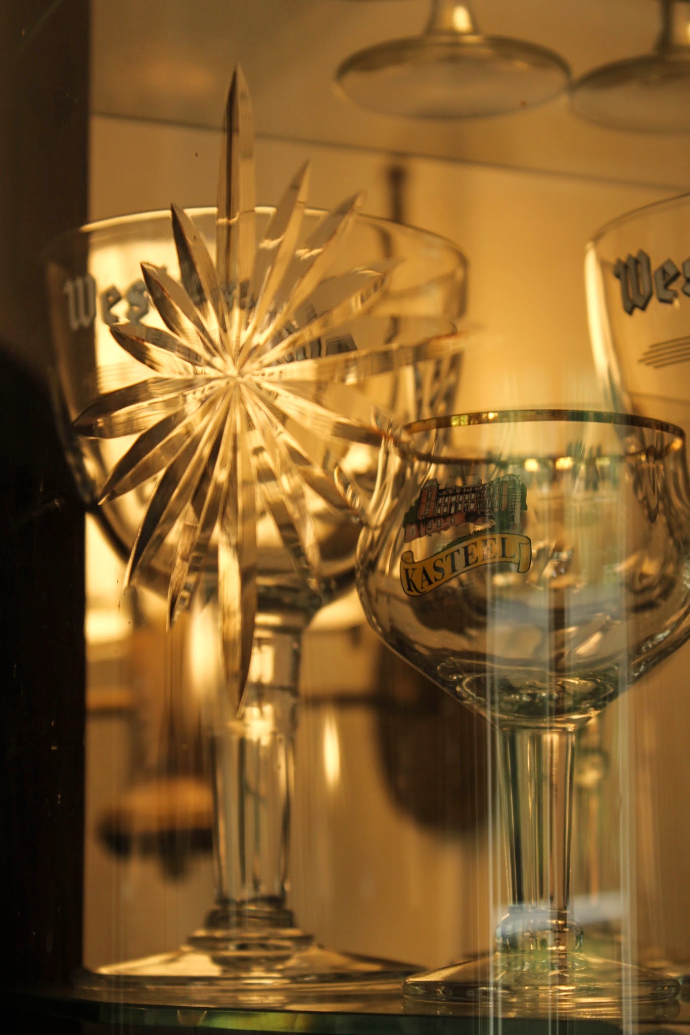 Bierglazen in tegenlicht in de kast van het cafe